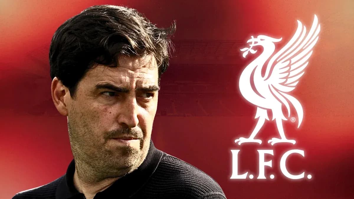 Entrenador de Liverpool con logo del club de fondo
