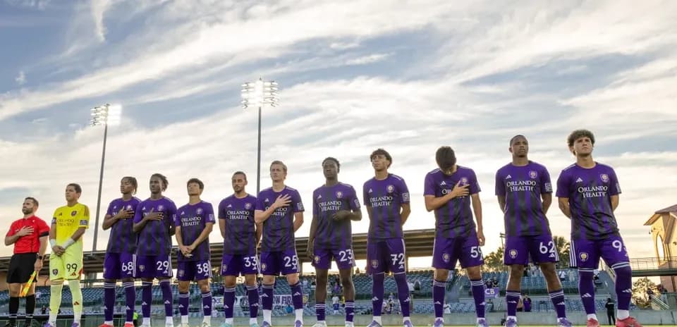 Jugadores de Orlando City II durante el himno