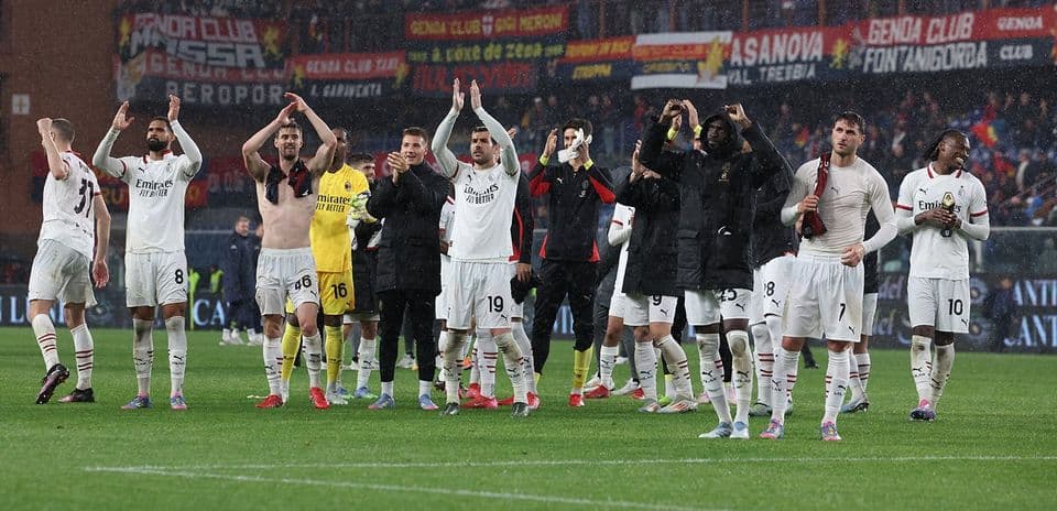 Jugadores de AC Milan celebrando con los aficionados