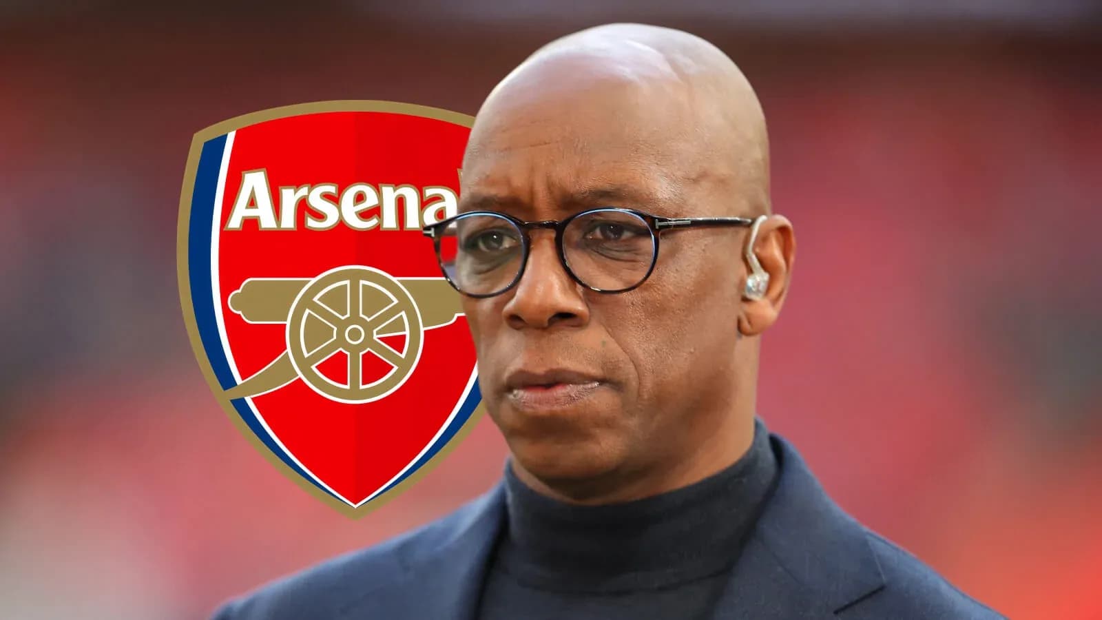 Hombre con gafas frente al logo de Arsenal