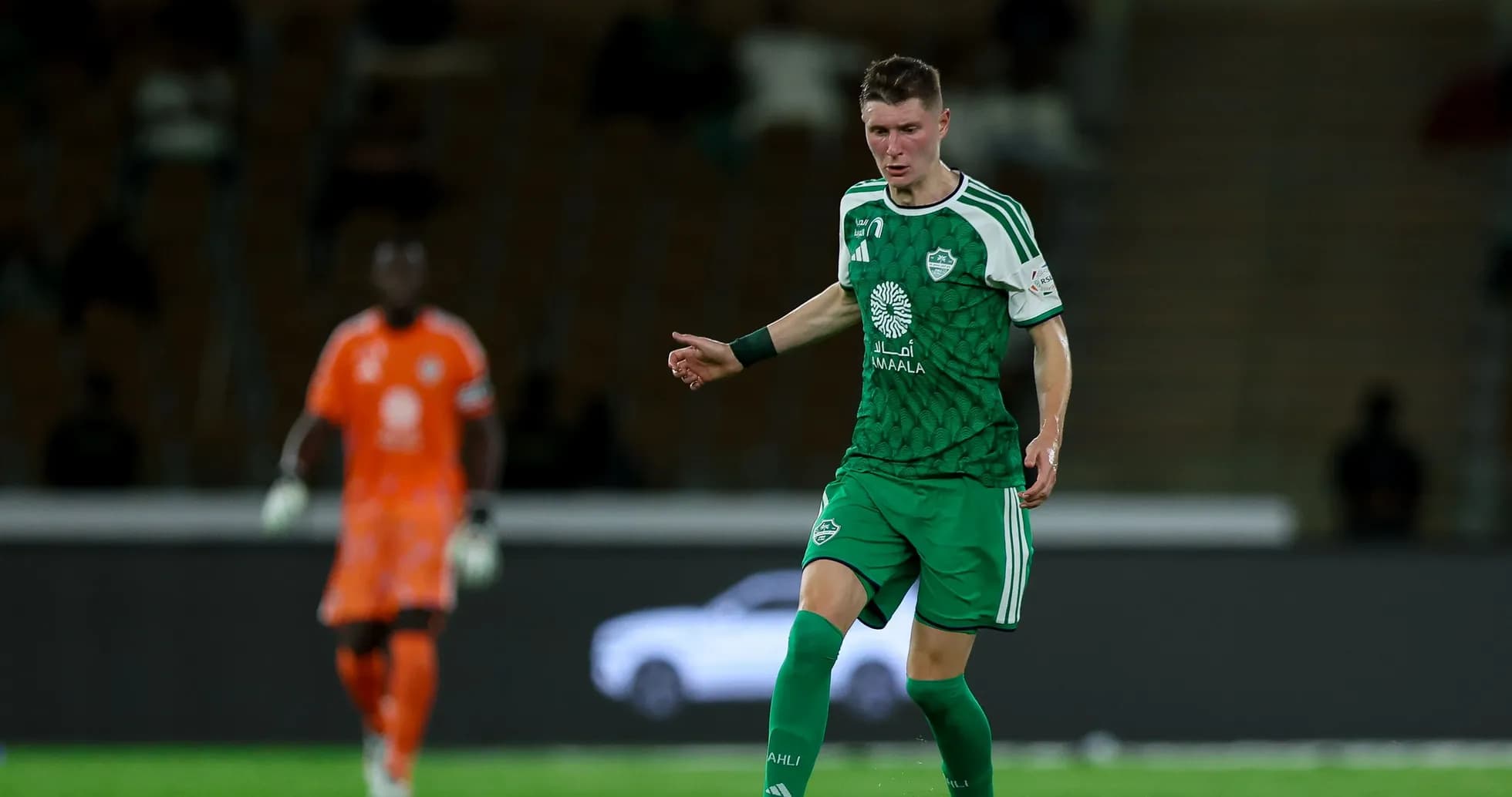 Jugador con uniforme verde en acción durante el partido