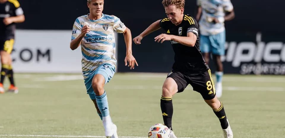 Jugador de Columbus Crew II persiguiendo el balón