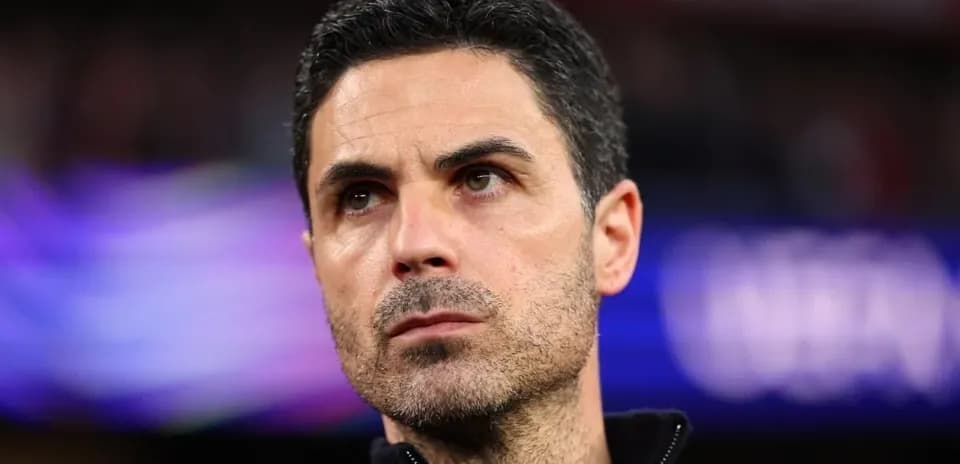 Entrenador observando el partido desde la línea de banda