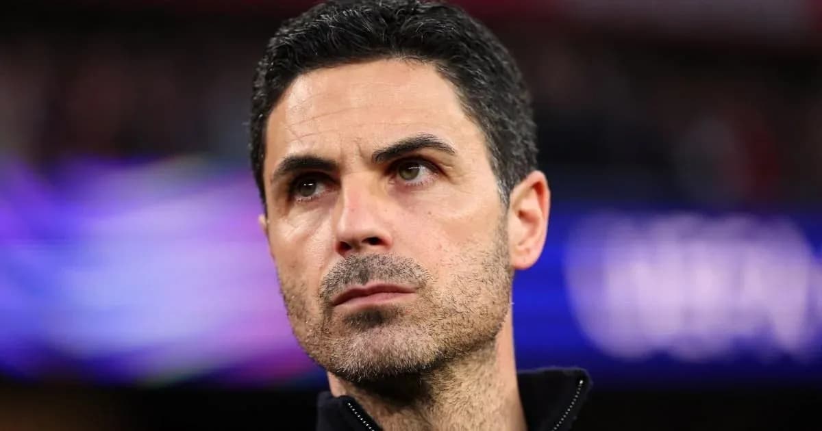 Entrenador observando el partido desde la línea de banda