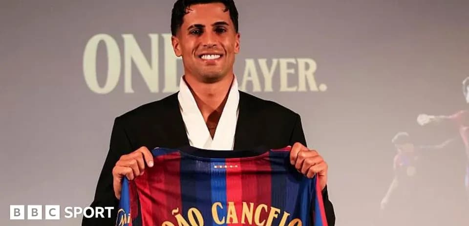 Jugador presentando camiseta de FC Barcelona