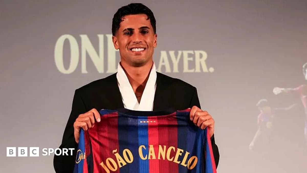 Jugador presentando camiseta de FC Barcelona