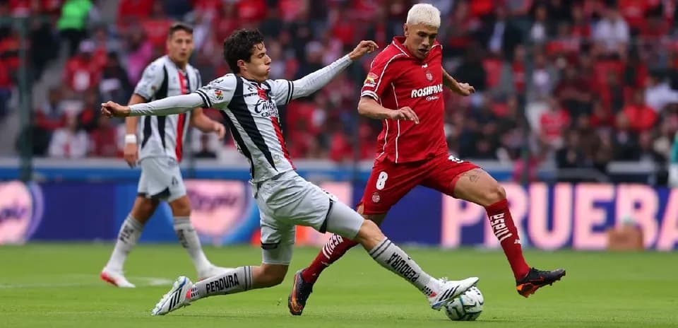 Jugadores de Toluca y Atlas compitiendo por el balón