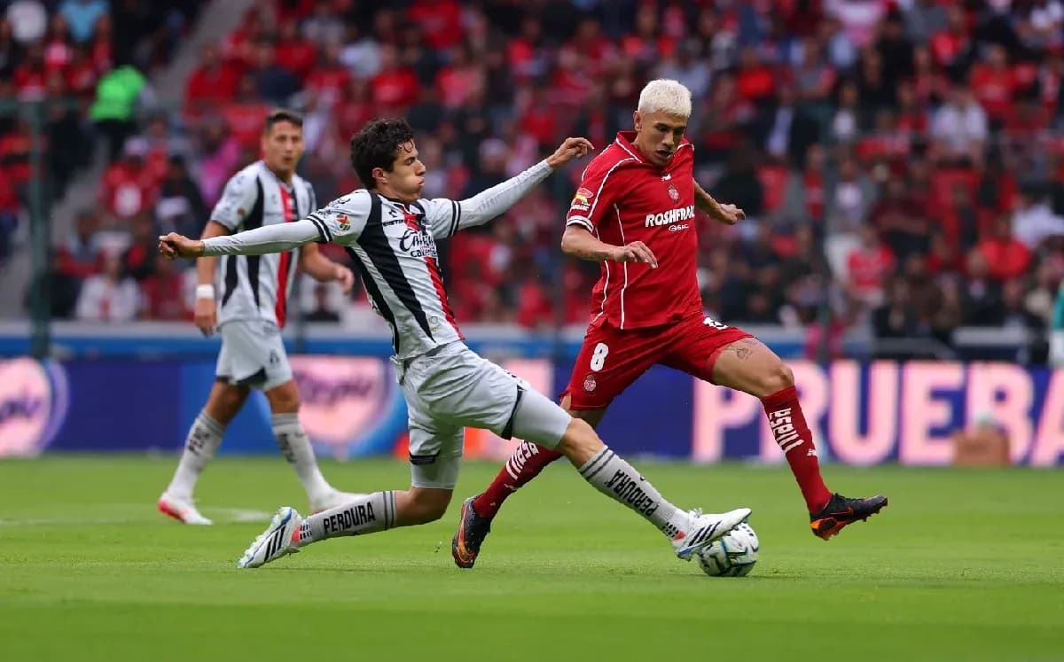 Jugadores de Toluca y Atlas compitiendo por el balón