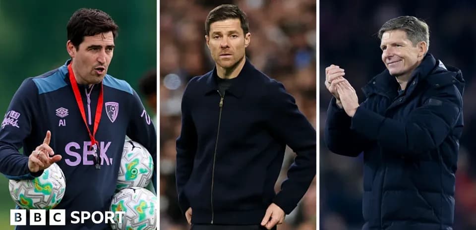 Entrenadores de fútbol posando en diferentes escenarios