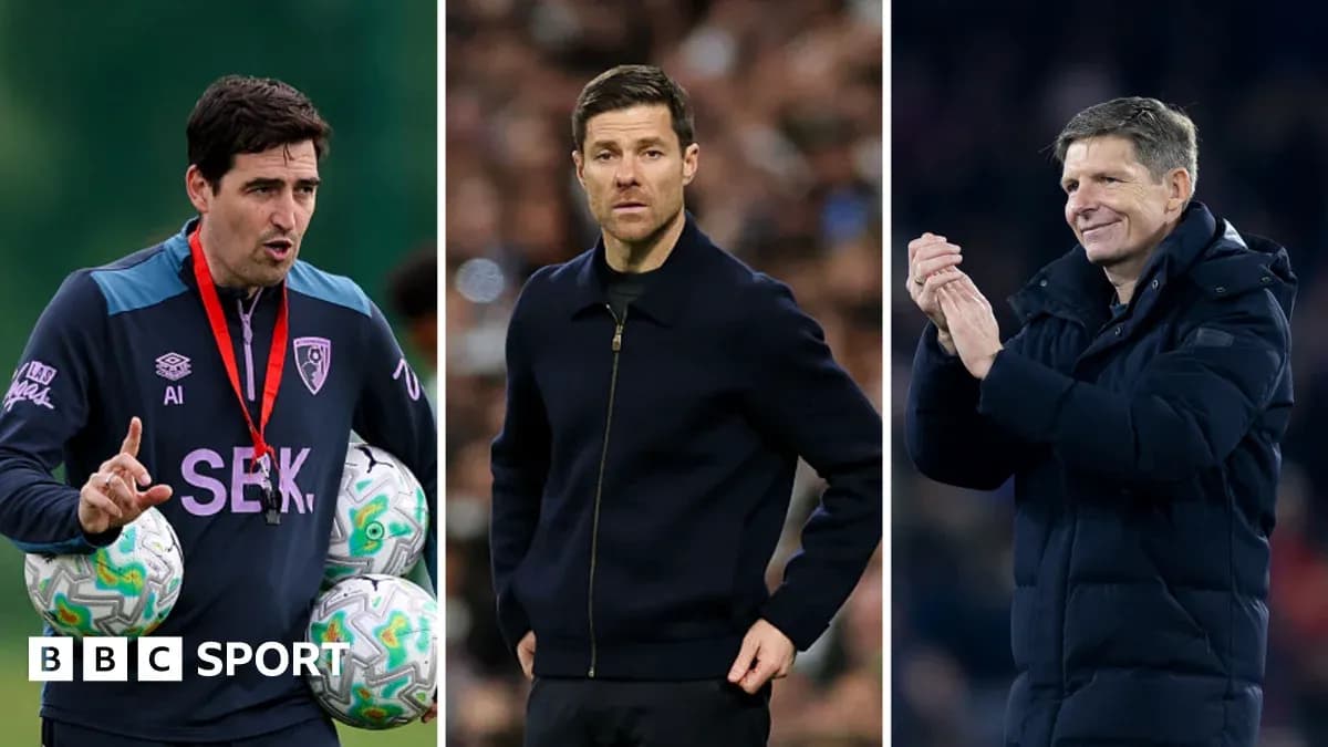 Entrenadores de fútbol posando en diferentes escenarios