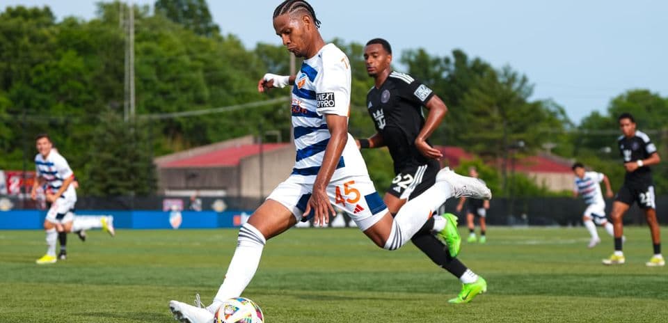 Jugador de Huntsville City ejecutando un tiro
