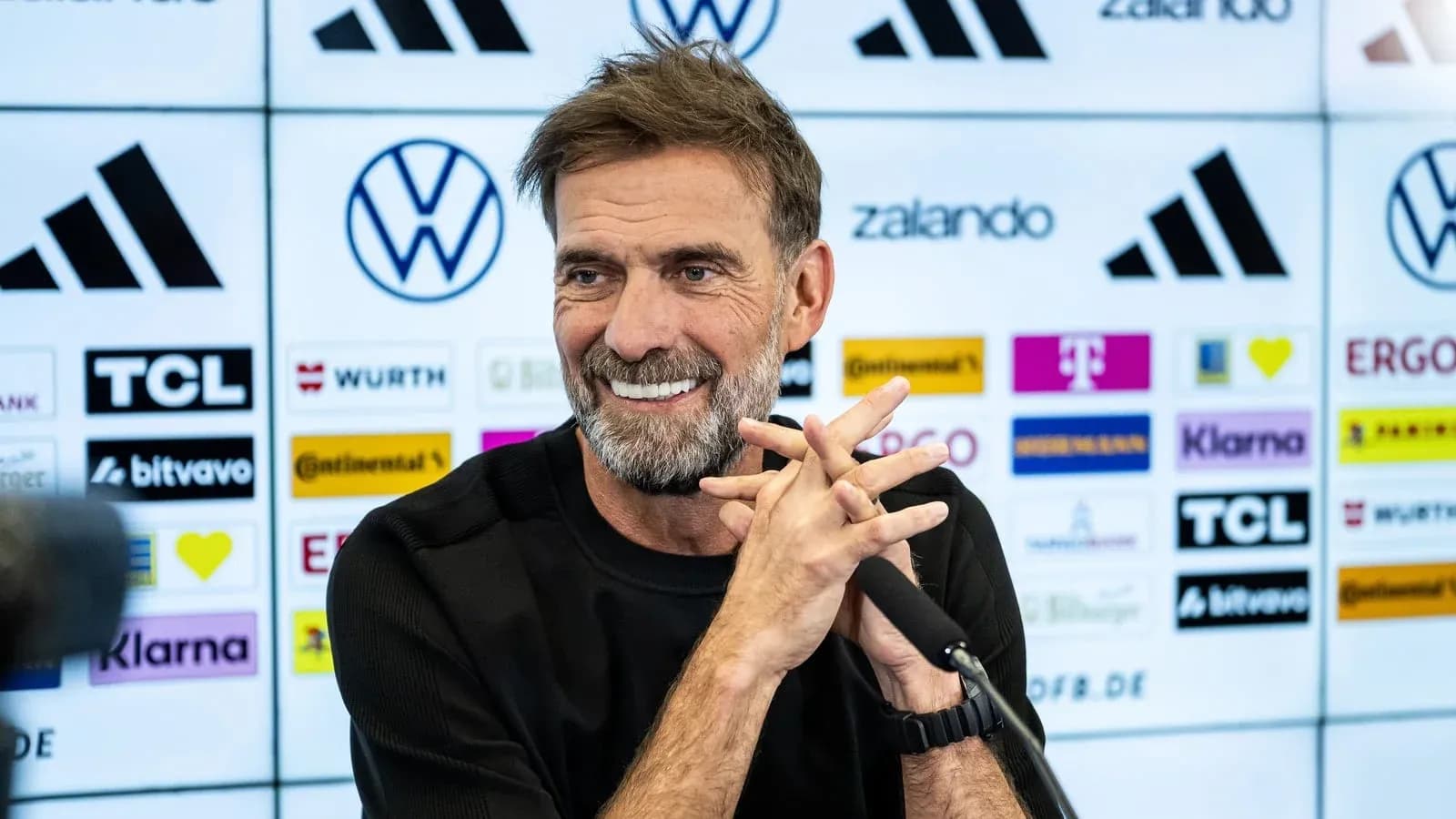 Entrenador hablando en conferencia de prensa