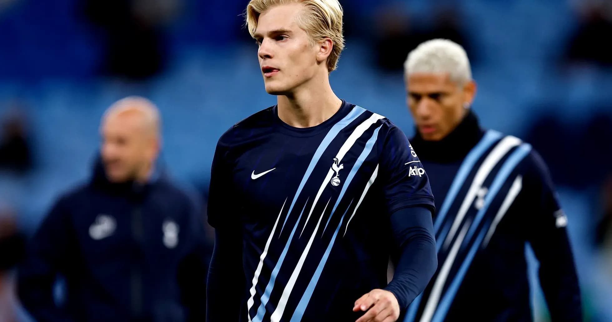 Jugador de Tottenham en calentamiento antes del partido