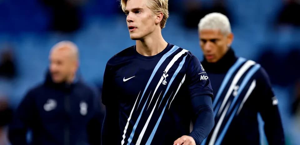 Jugador de Tottenham en calentamiento antes del partido