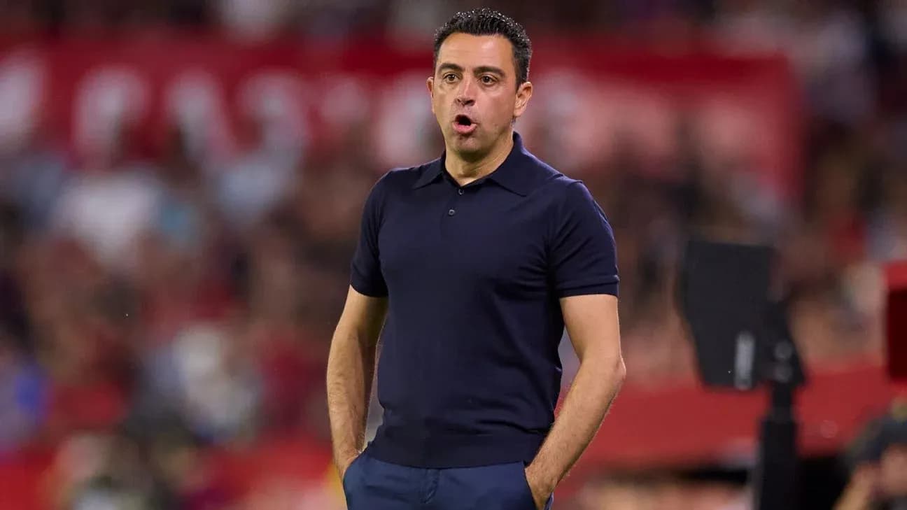 Entrenador dirigiendo al equipo durante el partido