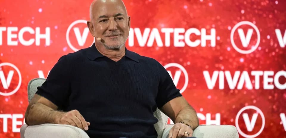 Hombre sentado en un escenario de Vivatech
