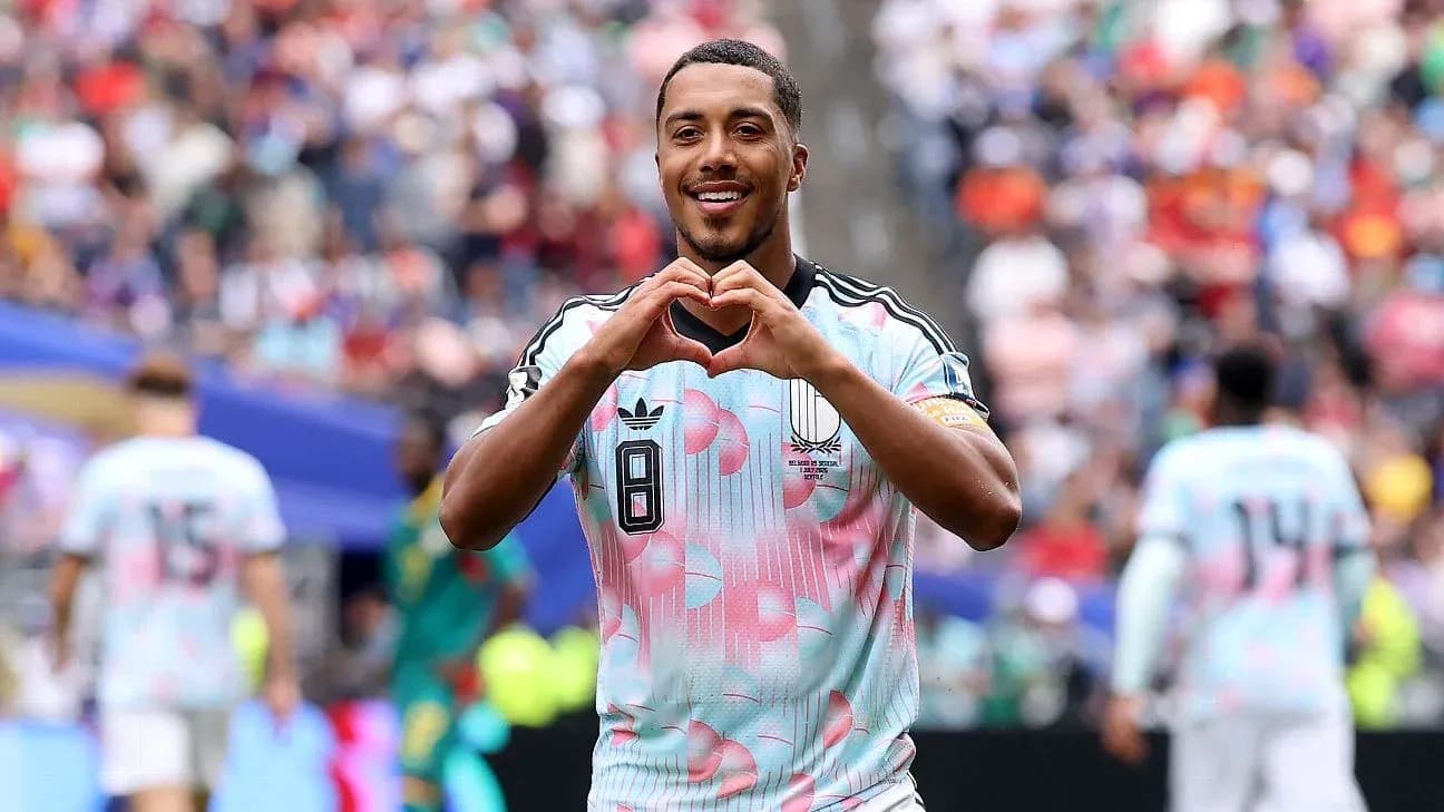 Jugador celebrando con gesto de corazón en el campo