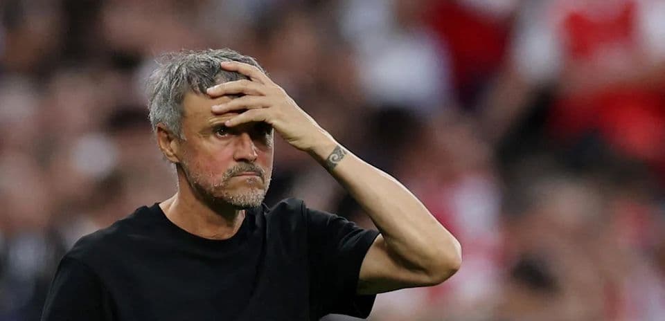 Entrenador sosteniendo la cabeza durante el partido