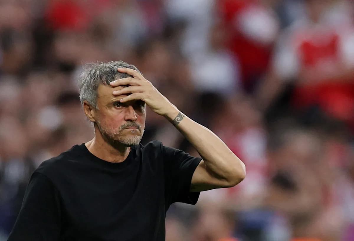 Entrenador sosteniendo la cabeza durante el partido