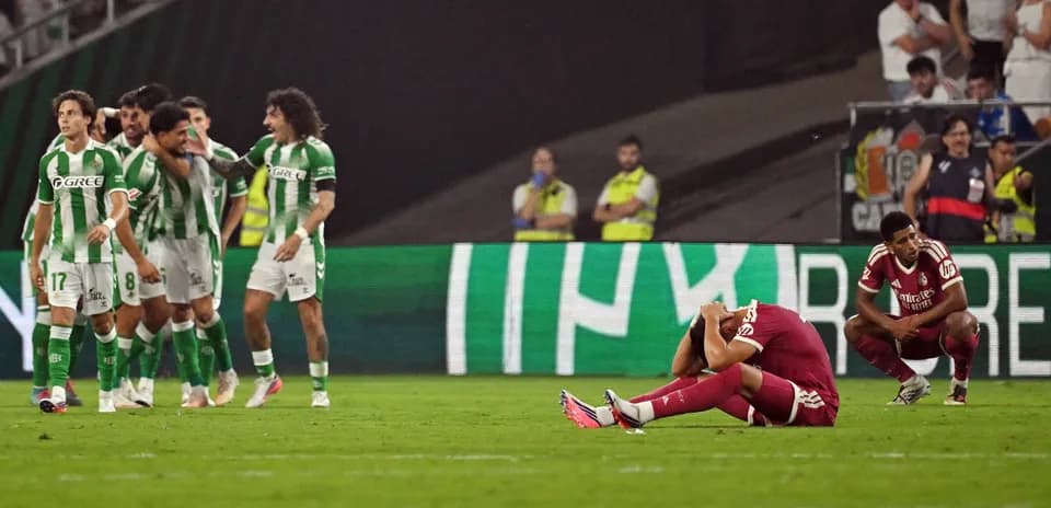 Jugadores de Betis celebrando mientras rivales se lamentan