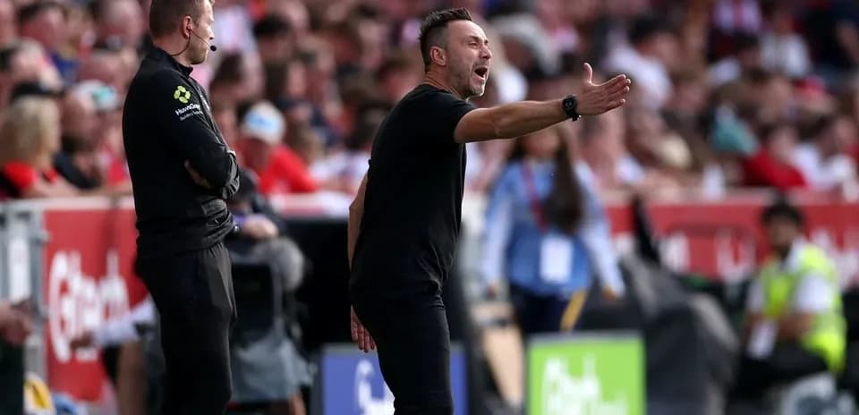 Entrenador dirigiendo a su equipo desde la banda