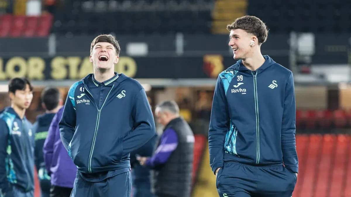 Jugadores de Swansea sonriendo durante calentamiento
