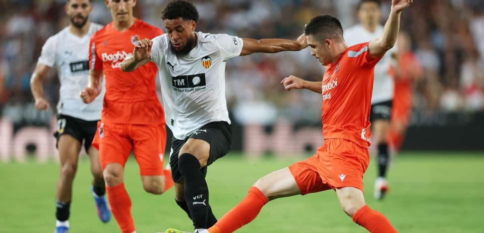 Jugadores de Real Sociedad y Valencia en acción
