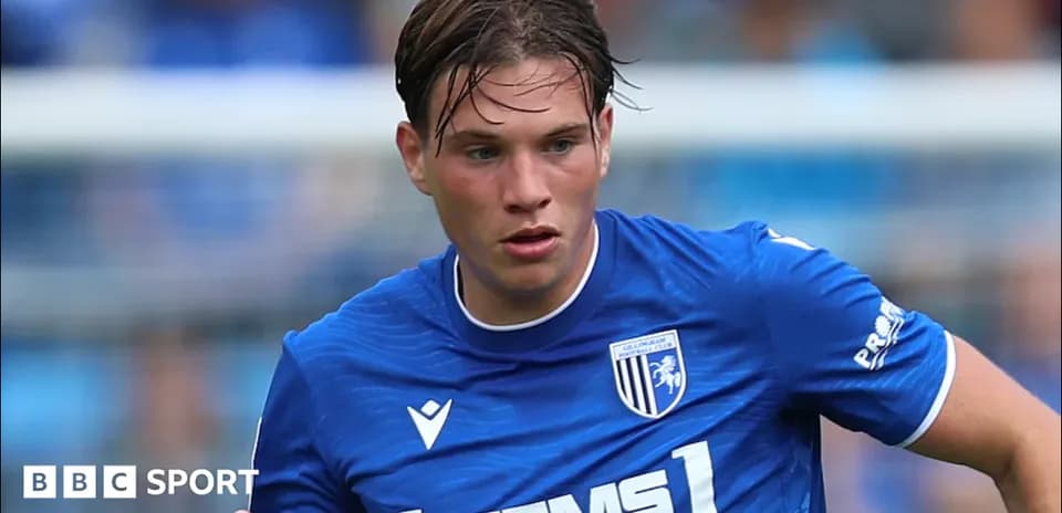 Jugador de Gillingham corriendo con balón durante partido