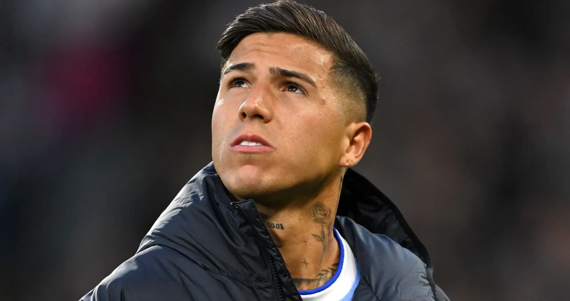 Jugador mirando hacia arriba durante el partido