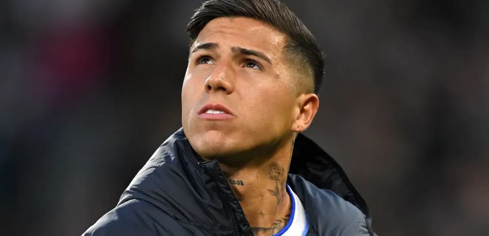 Jugador mirando hacia arriba durante el partido