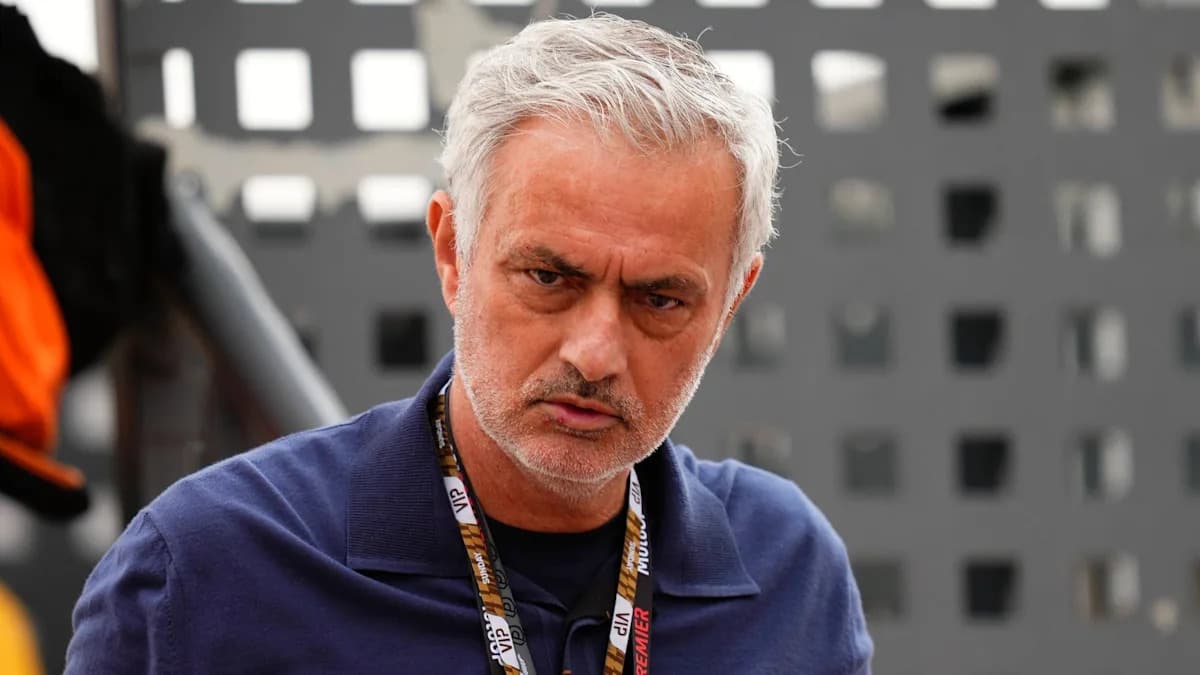Entrenador observando en evento deportivo