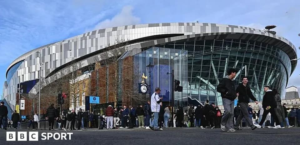 Aficionados llegando al estadio de fútbol