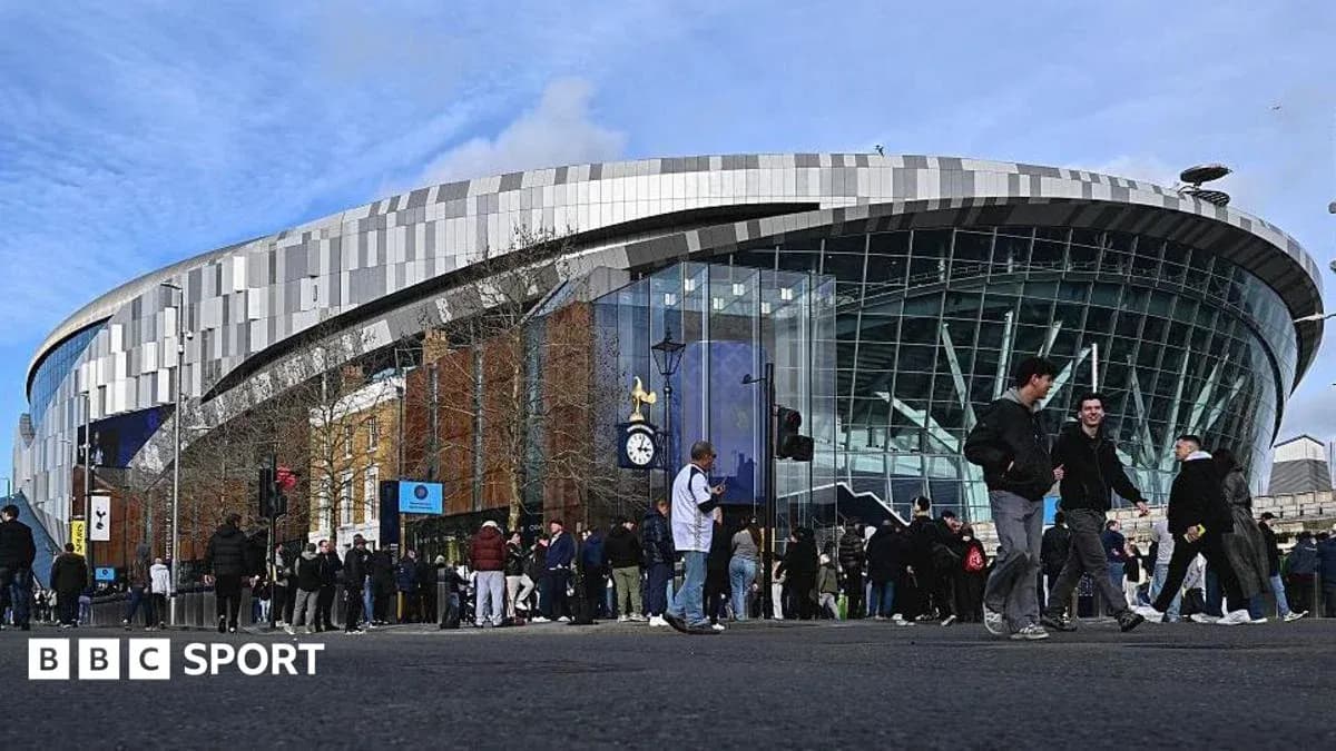 Aficionados llegando al estadio de fútbol