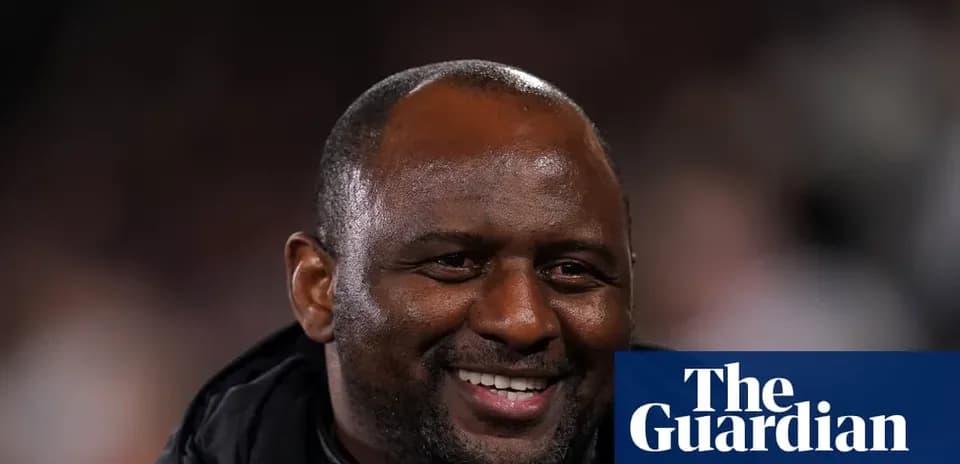 Entrenador sonriente en el banquillo del partido