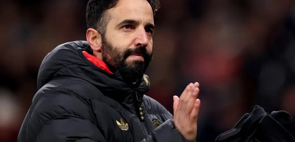 Entrenador aplaudiendo a los aficionados en el estadio