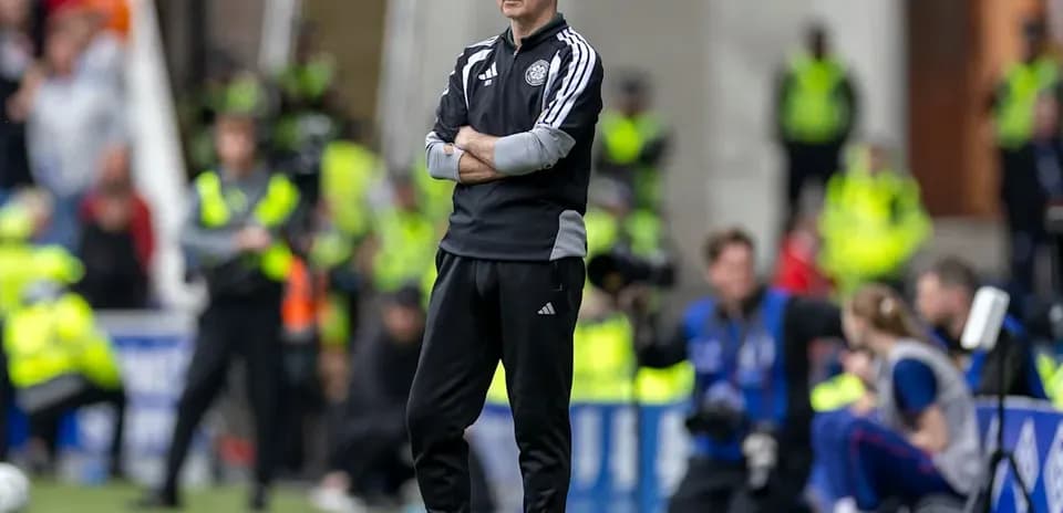 Entrenador observando el partido desde la banda