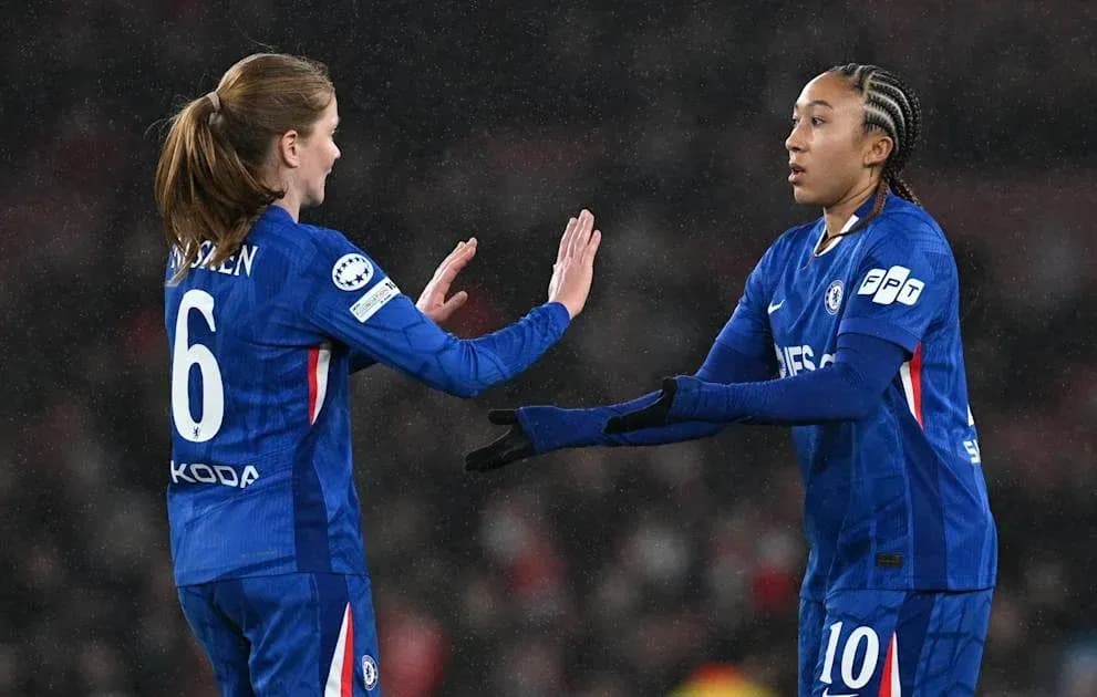 Jugadoras del Chelsea celebrando un gol en el partido