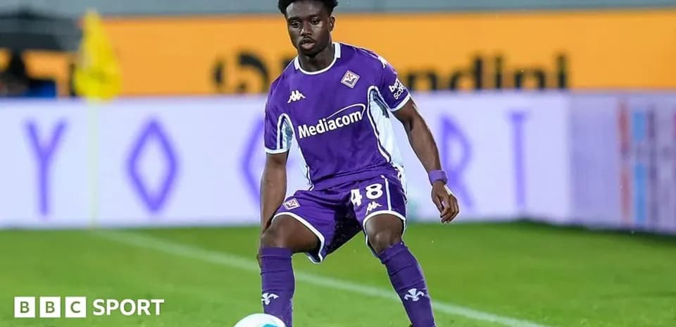 Jugador de Fiorentina con balón en el campo