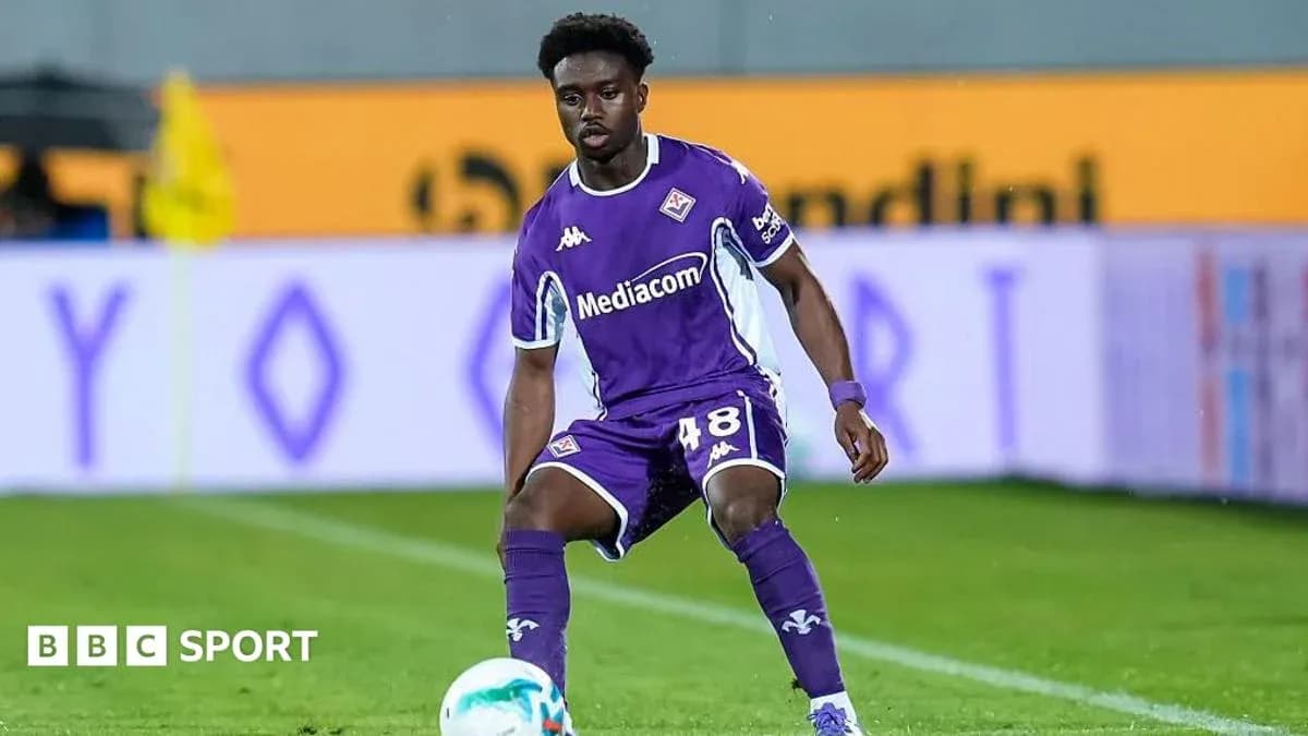 Jugador de Fiorentina con balón en el campo