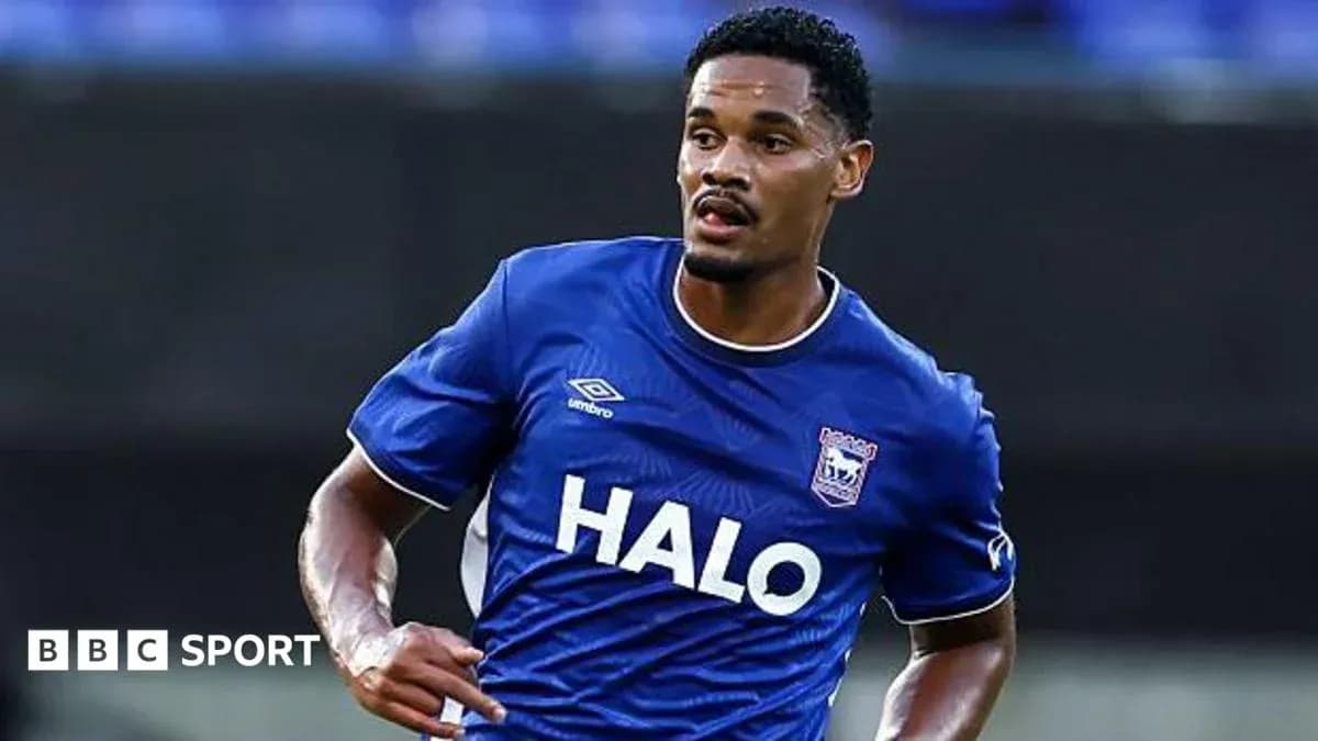 Jugador corriendo con camiseta azul de Ipswich Town