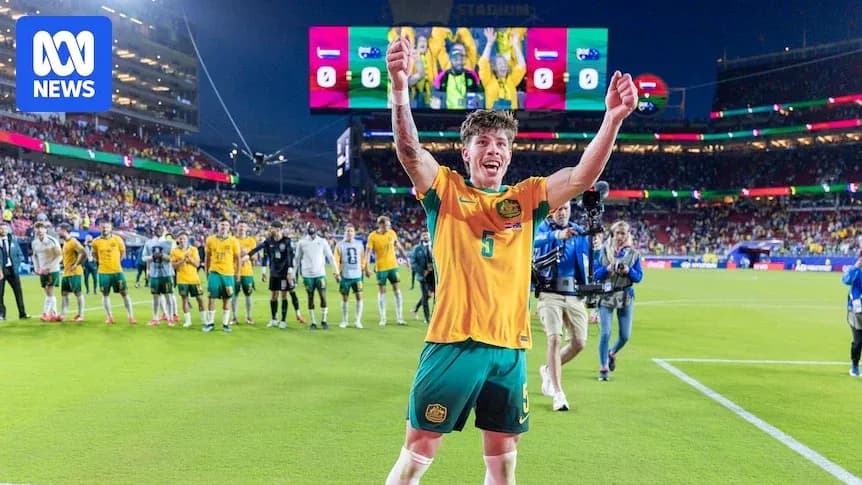Jugador de Australia celebrando en el campo tras el partido