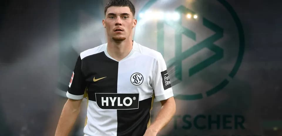 Jugador de fútbol con camiseta de SV Sandhausen