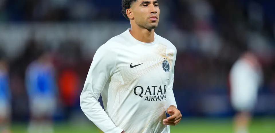 Jugador de PSG calentando antes del partido