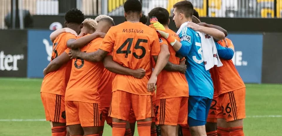 Jugadores de Houston Dynamo FC II en círculo