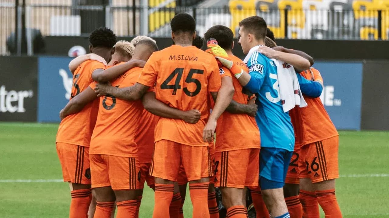 Jugadores de Houston Dynamo FC II en círculo