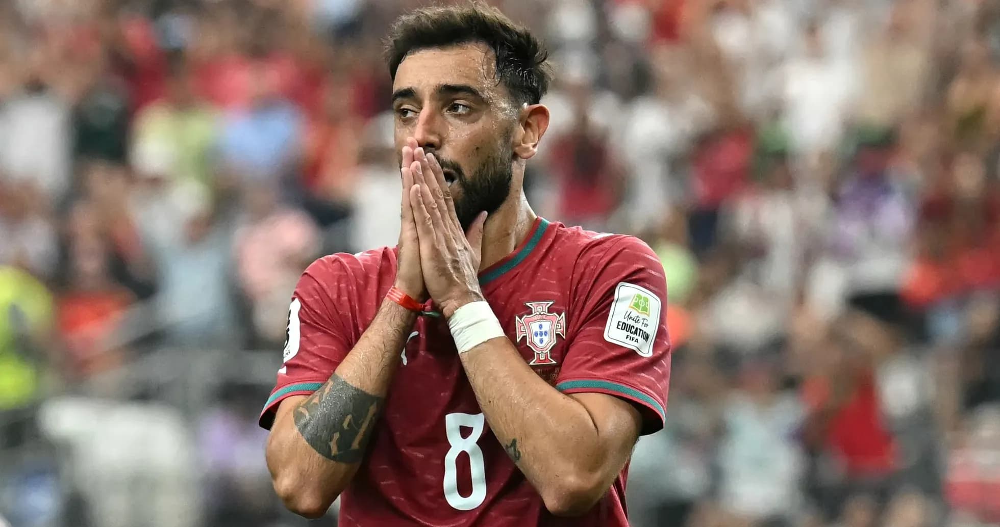 Jugador de Portugal con manos en la cara durante el partido