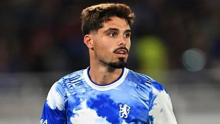 Jugador de Chelsea en campo durante el partido
