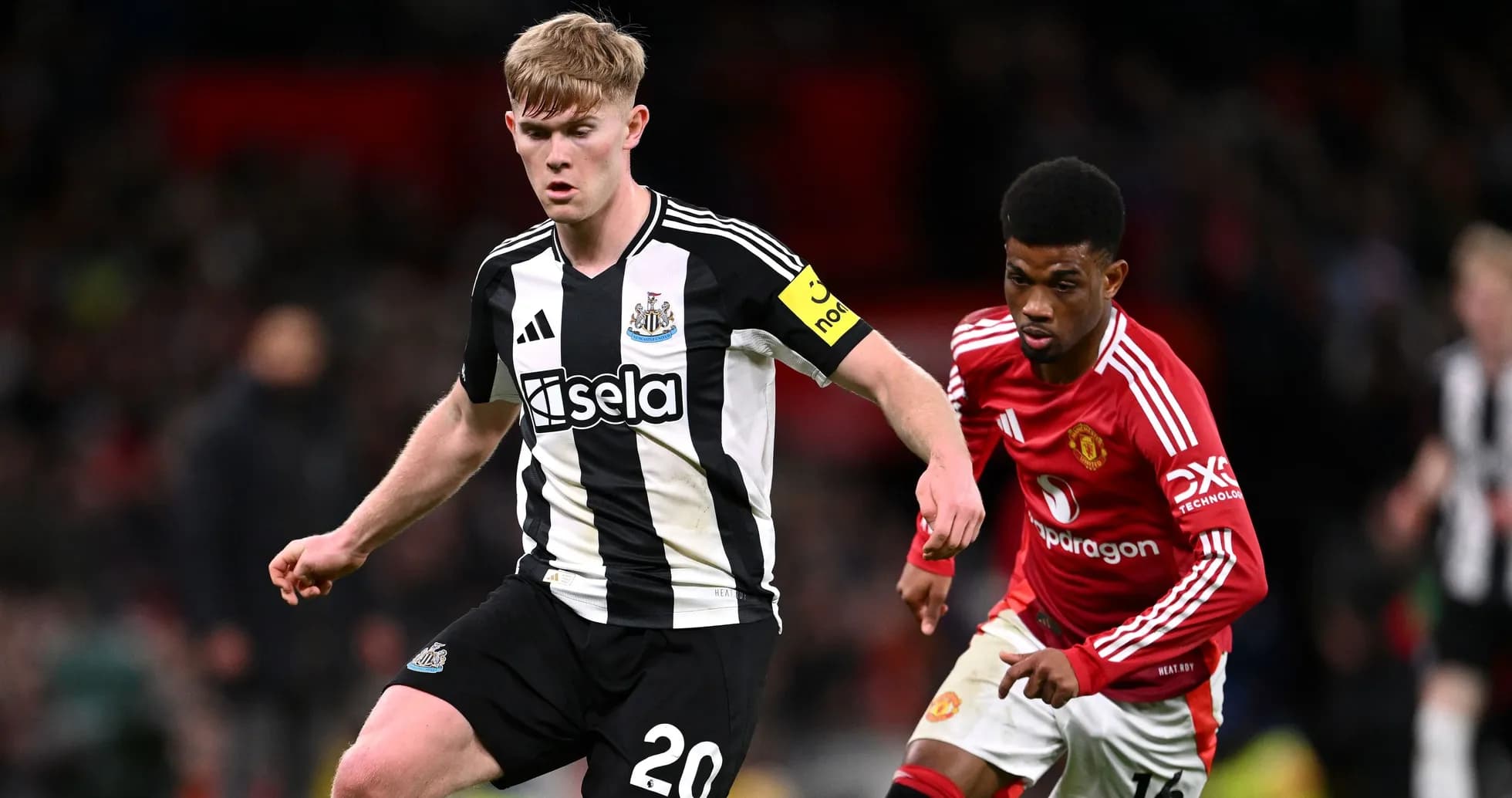 Jugador de Newcastle avanzando con el balón ante rival