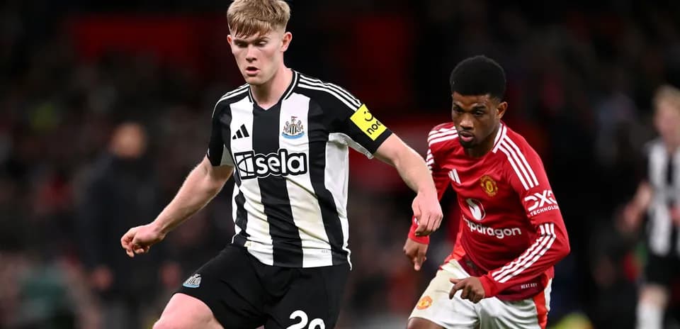 Jugador de Newcastle avanzando con el balón ante rival
