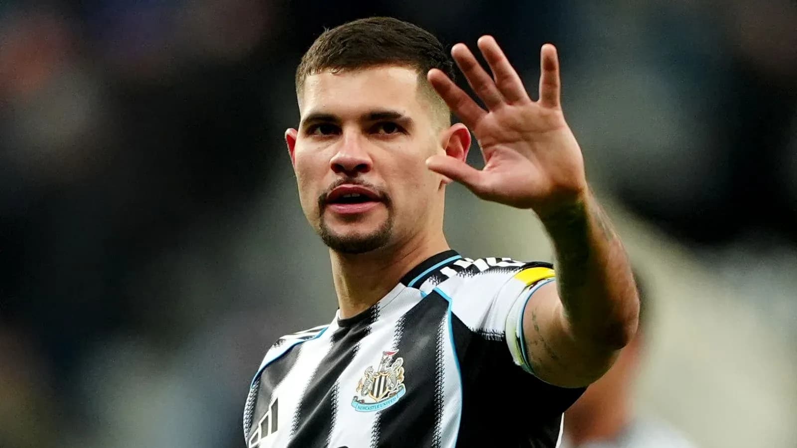 Jugador de Newcastle United saludando al público